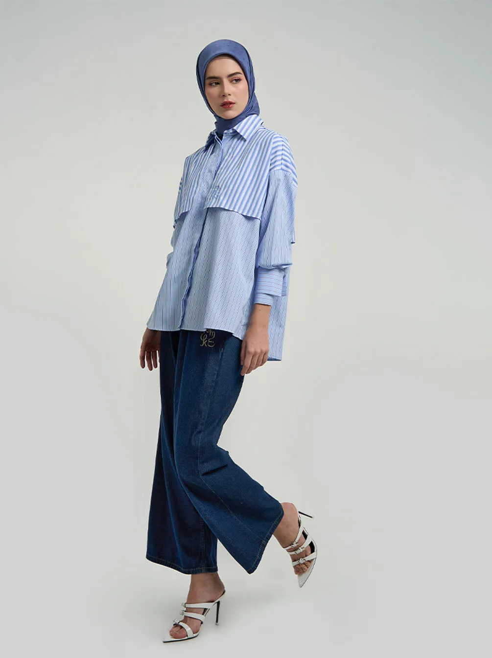 AKEMI LAYERED TOP WHITE BLUE