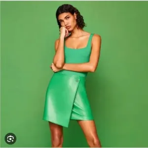aritzia Babaton Green vicinity faux leather asymmetrical mini skirt Y2K rodeo