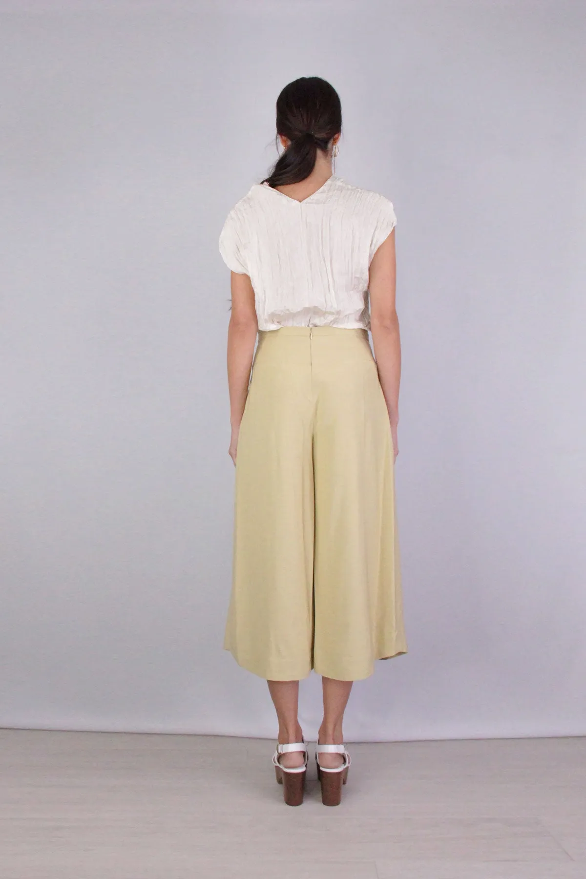 Sleeveless V Neck Popover in Pampas