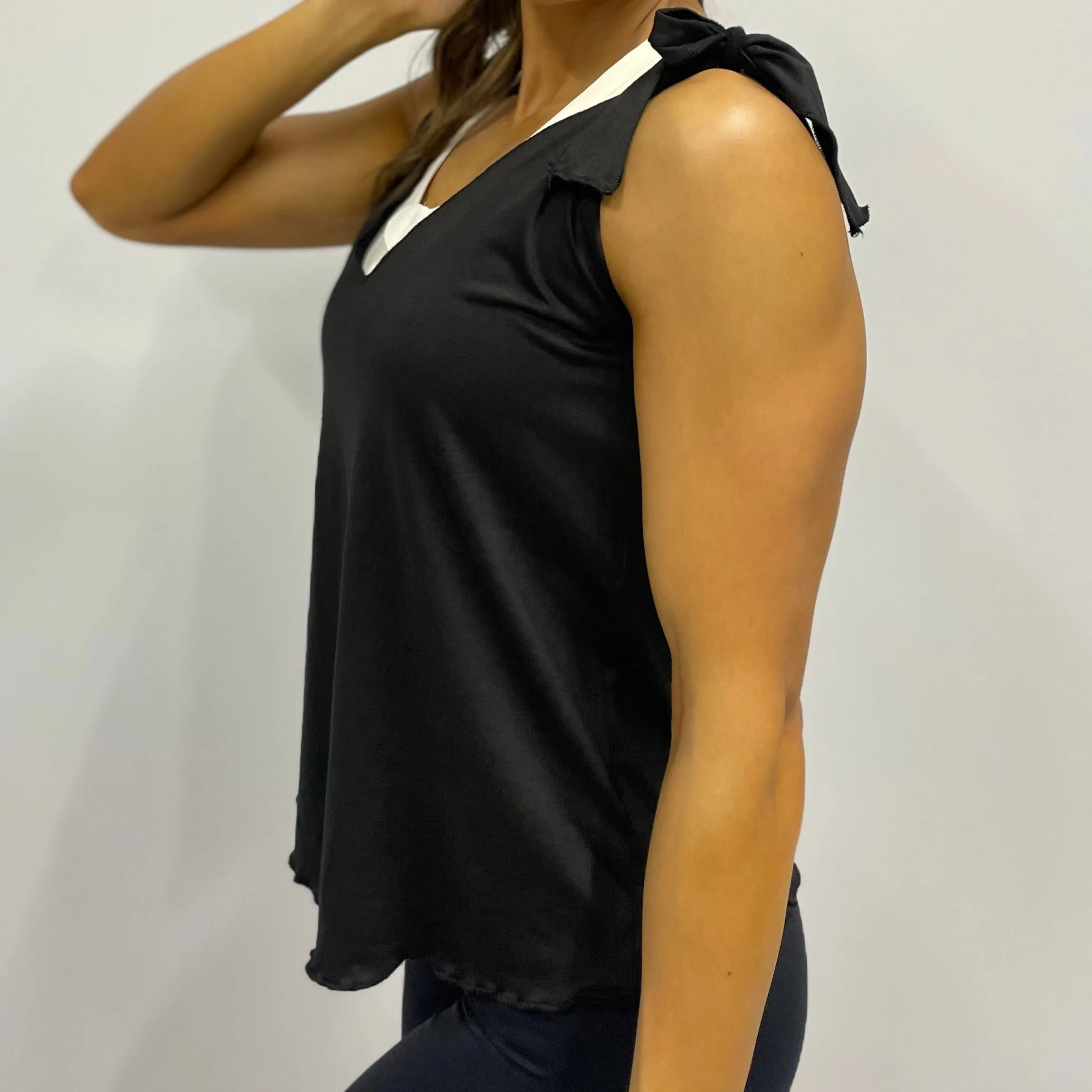 V-Neck Shoulder Knot Top | Black