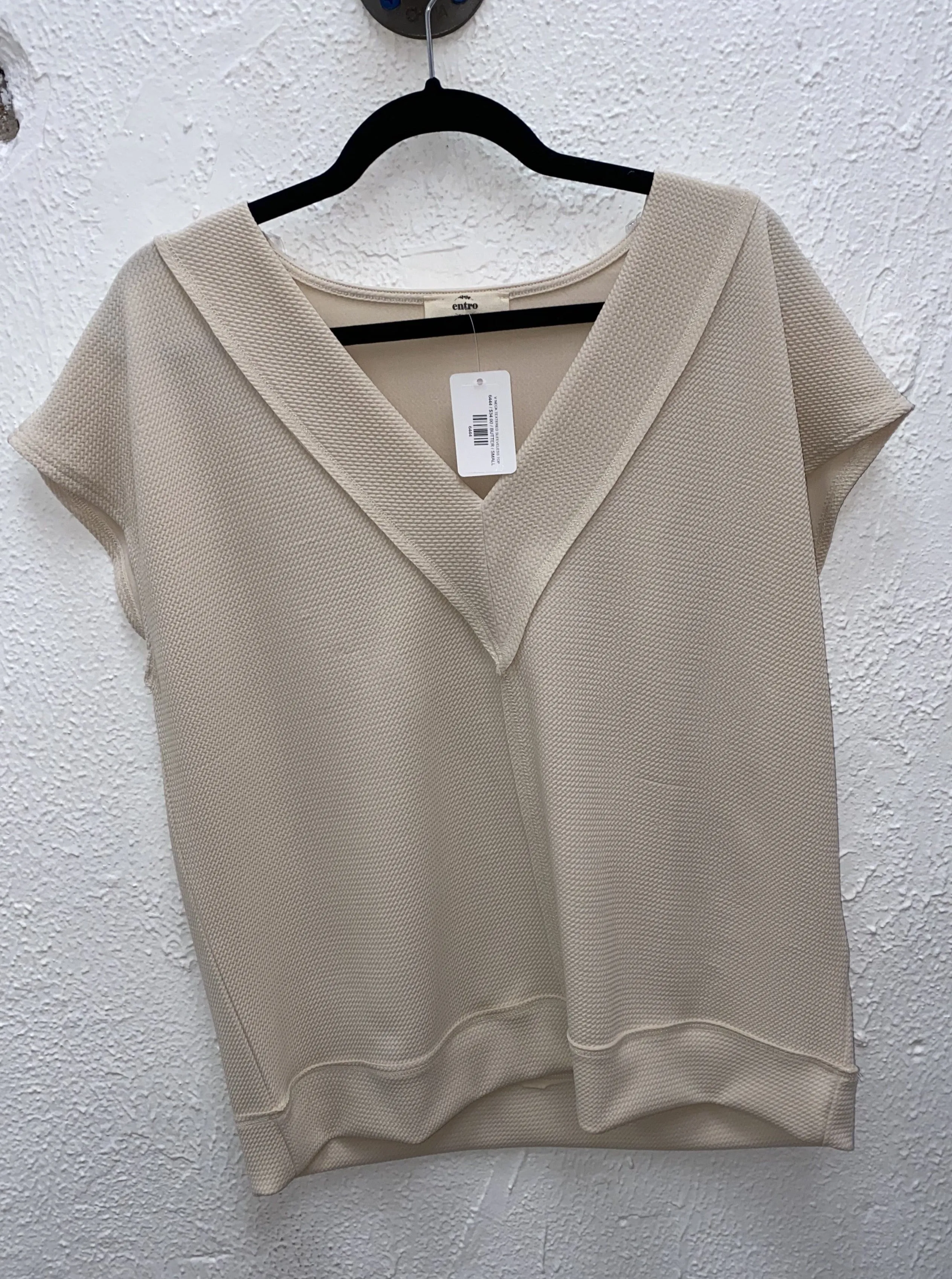 V NECK TEXTERED SLEEVELESS TOP