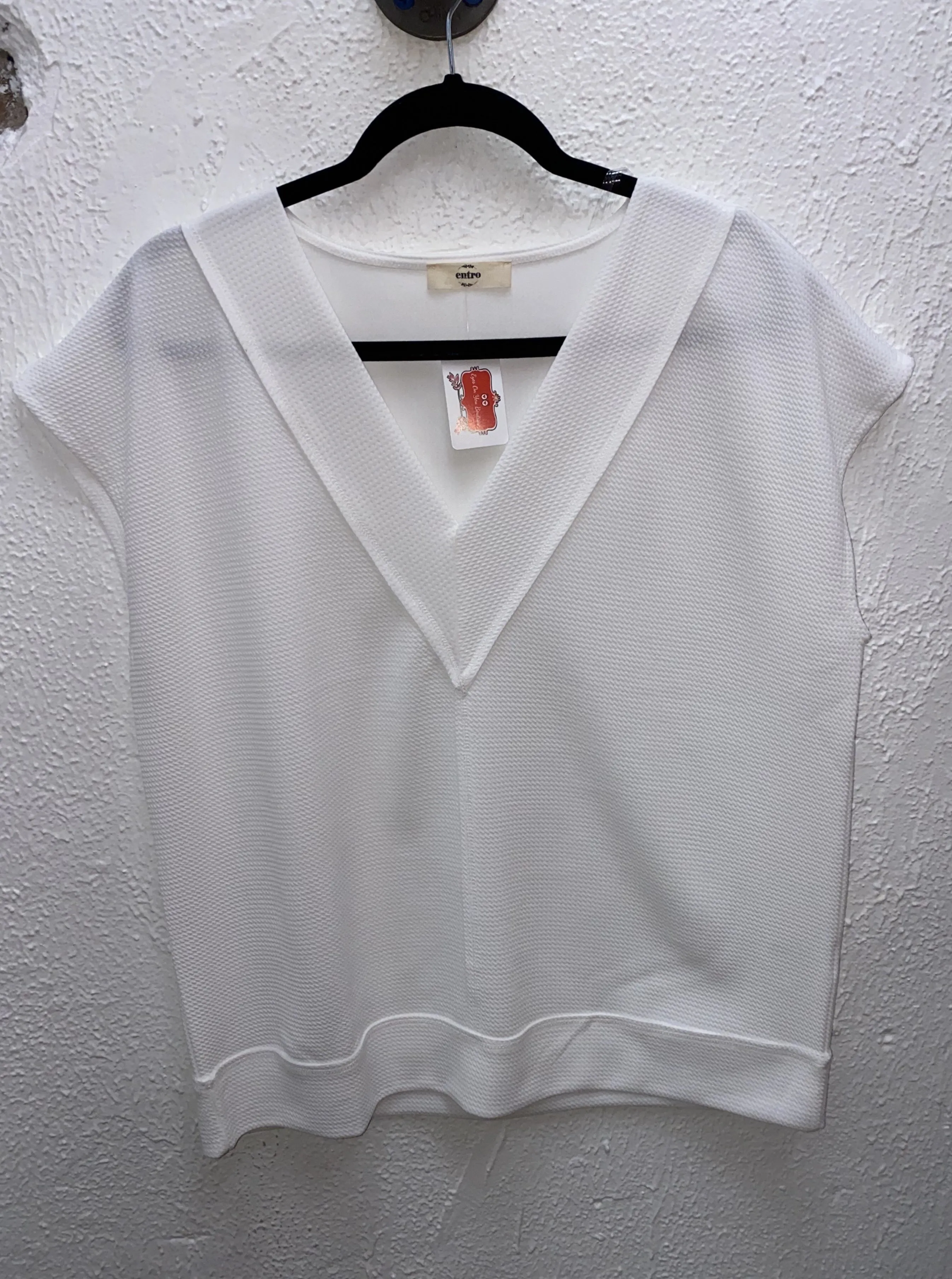V NECK TEXTERED SLEEVELESS TOP