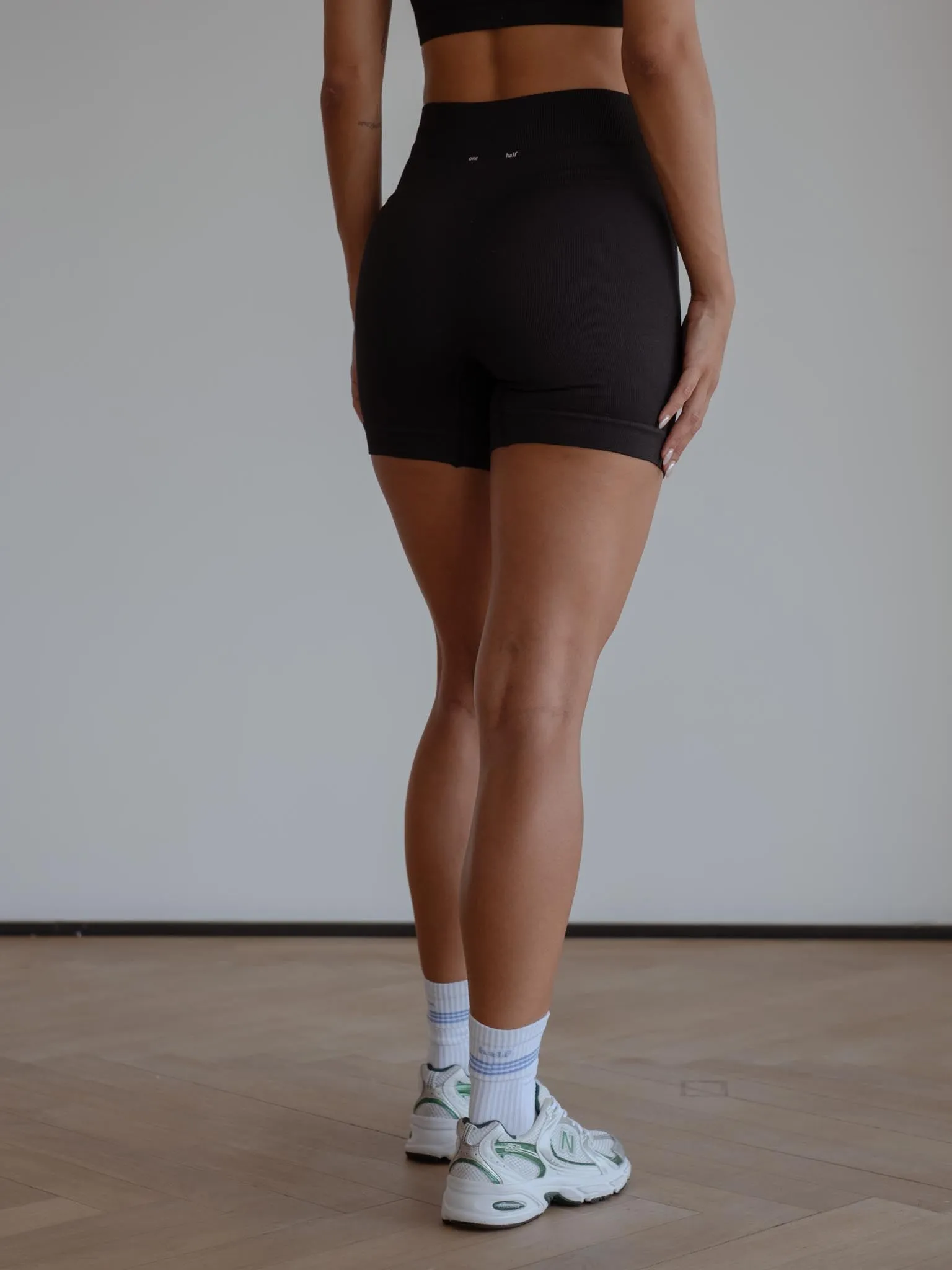 V SEAMLESS MINI SHORT - SHADOW