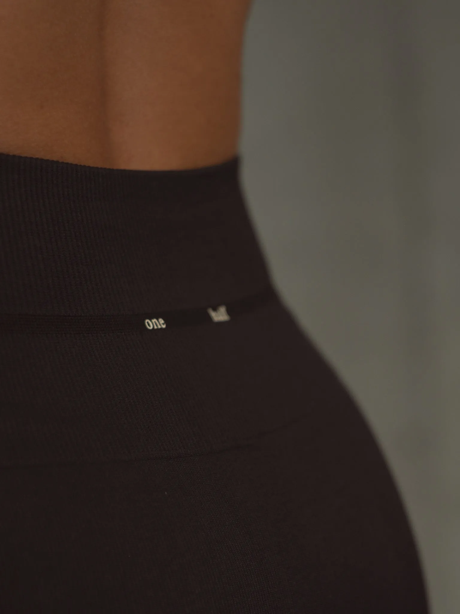 V SEAMLESS MINI SHORT - SHADOW