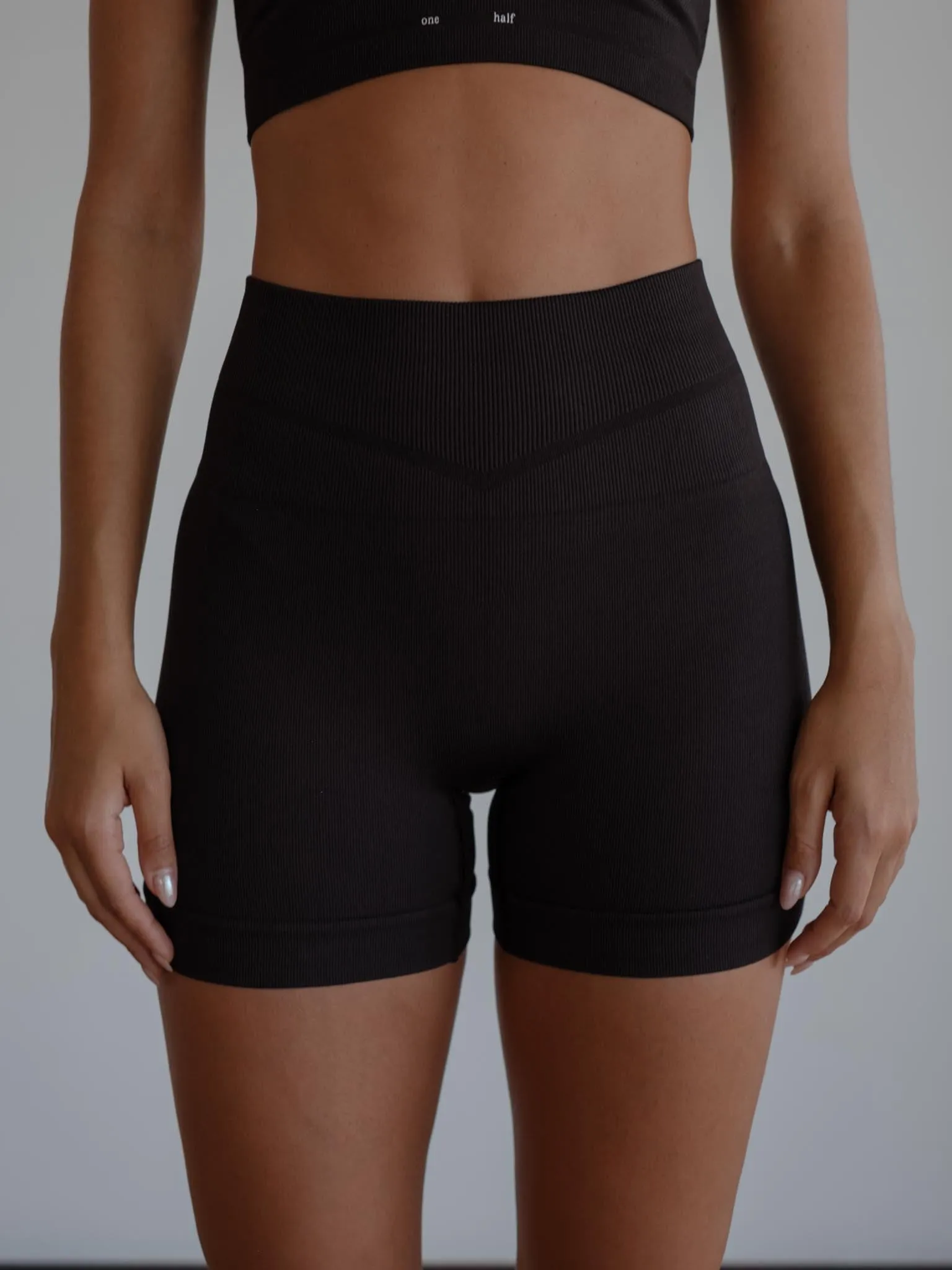 V SEAMLESS MINI SHORT - SHADOW