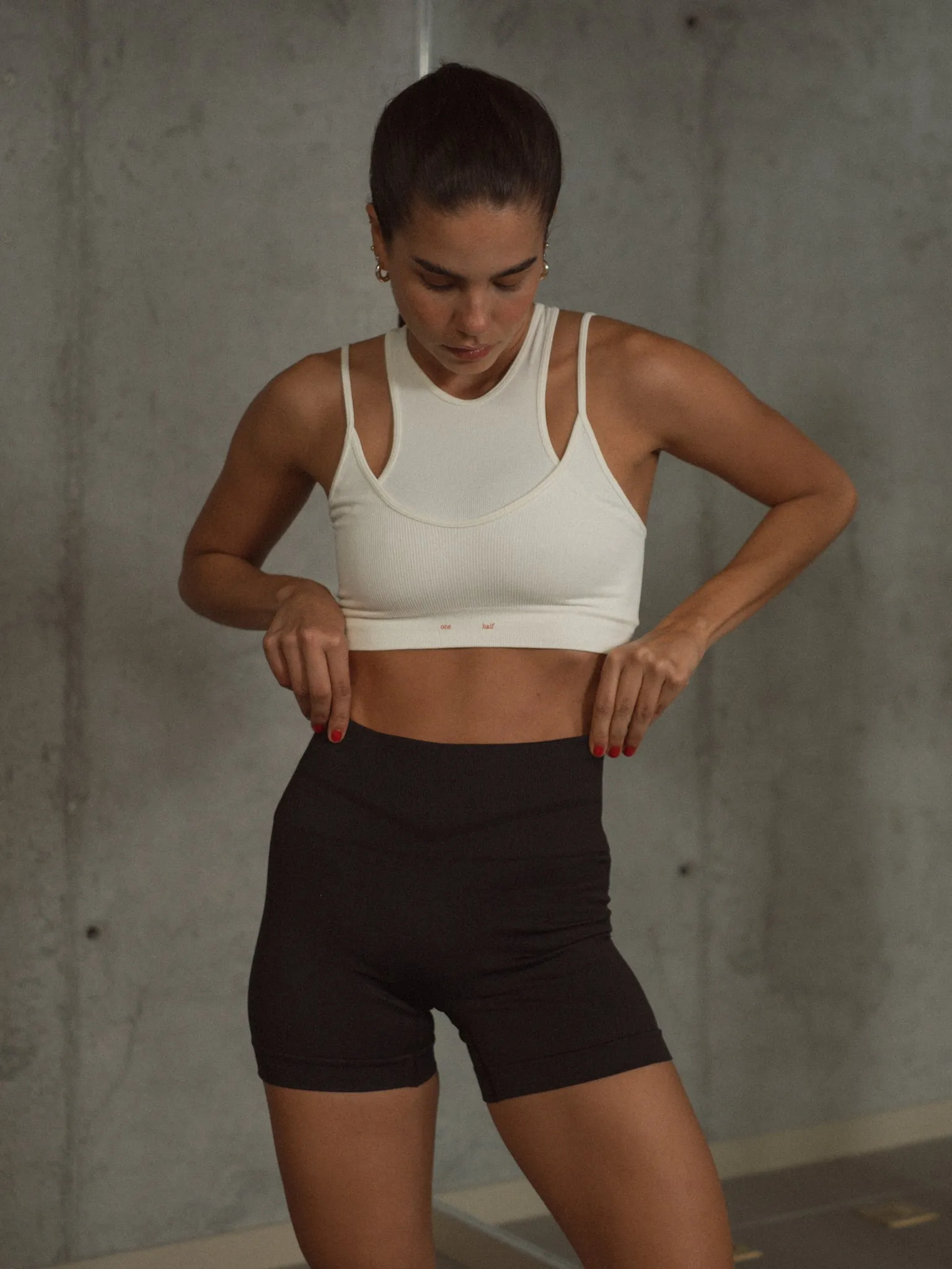 V SEAMLESS MINI SHORT - SHADOW