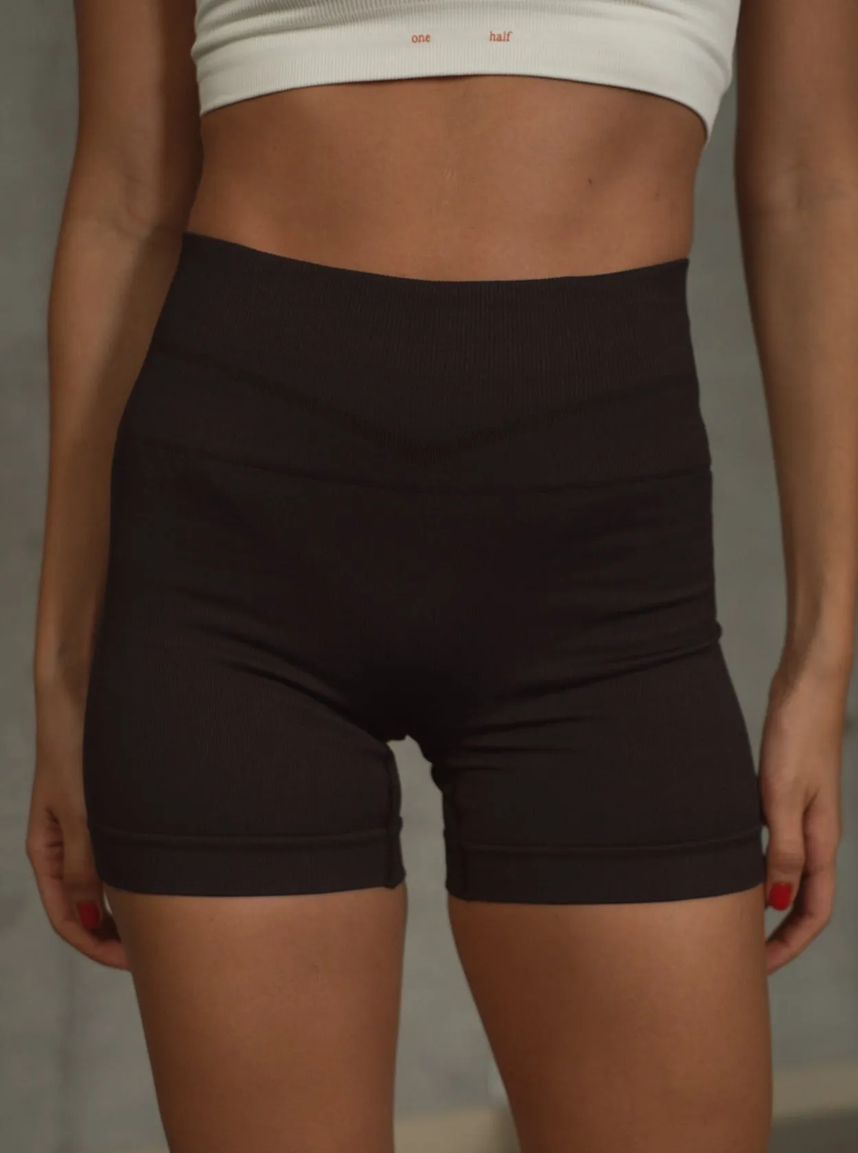 V SEAMLESS MINI SHORT - SHADOW