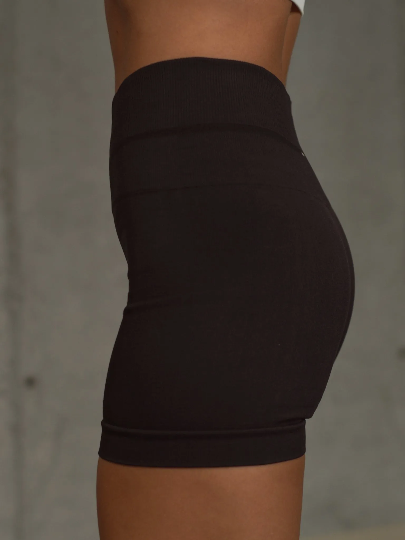 V SEAMLESS MINI SHORT - SHADOW
